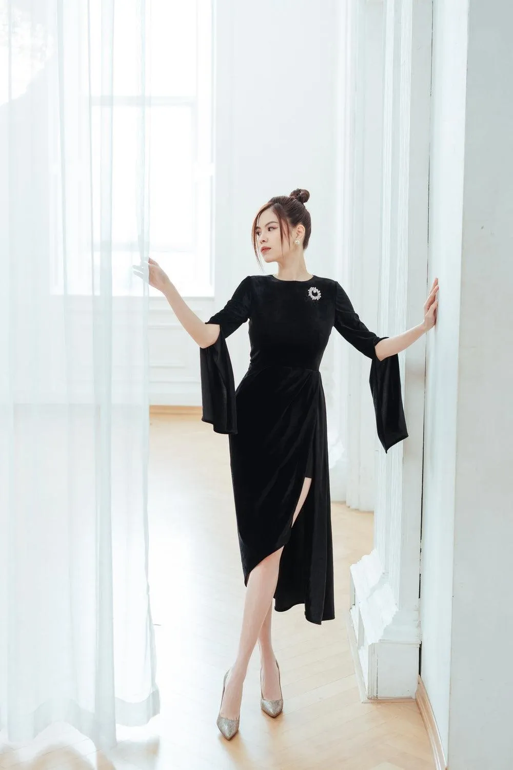 Cara Asymmetric Hanging Sleeved Velvet High-low Dress