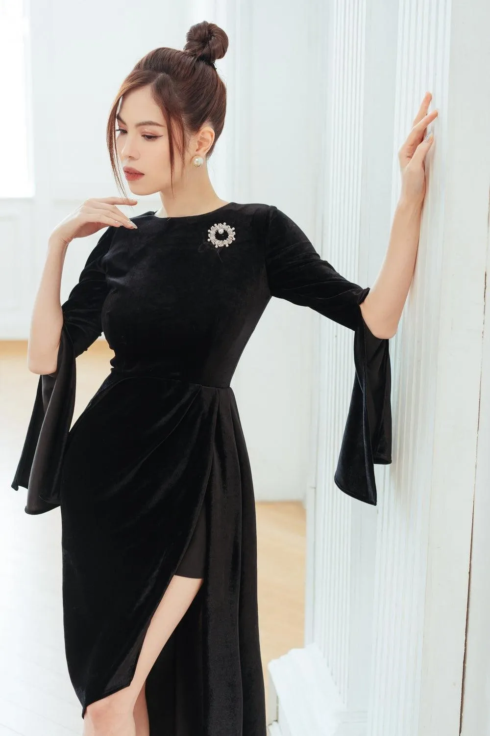 Cara Asymmetric Hanging Sleeved Velvet High-low Dress