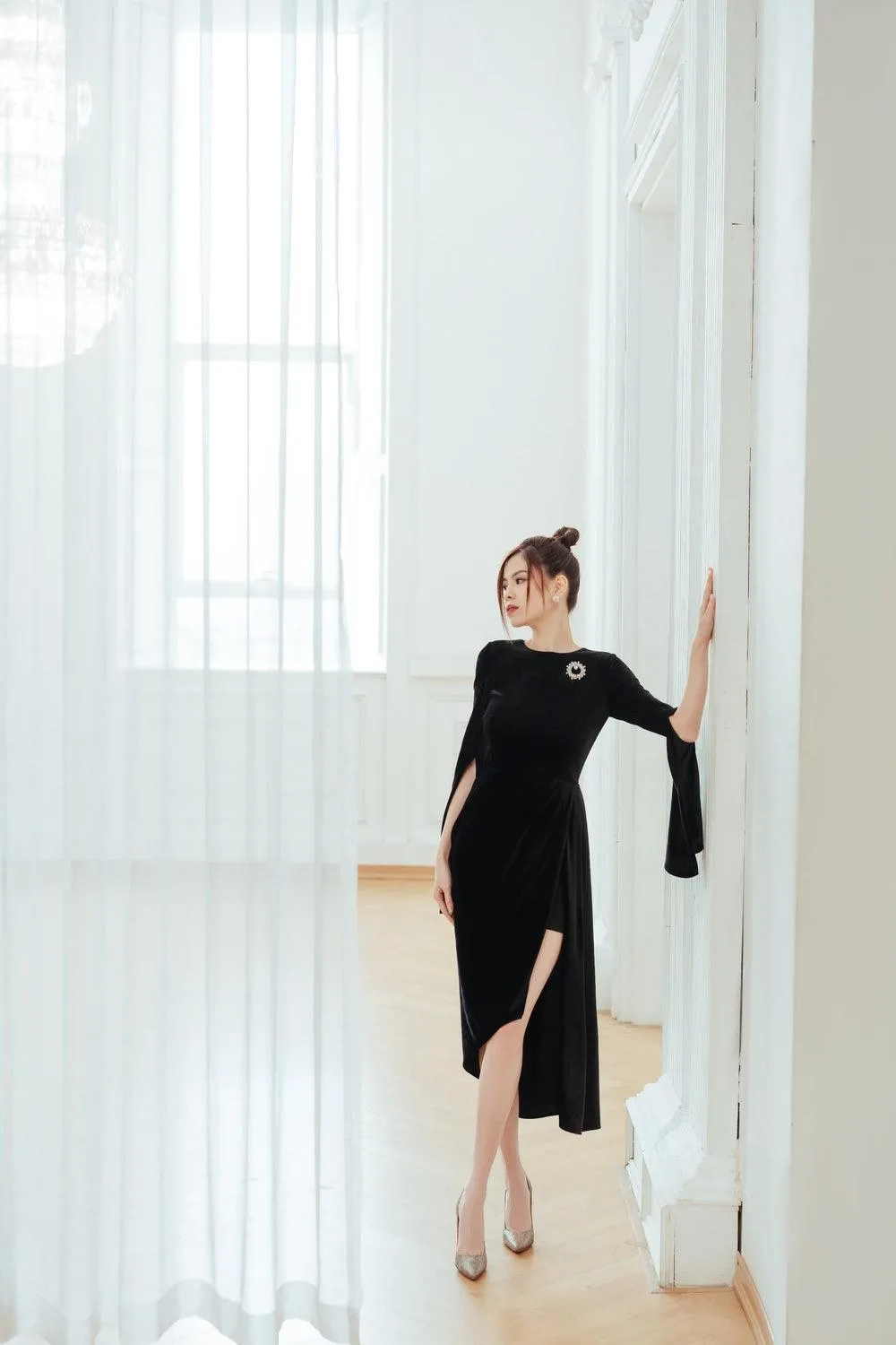 Cara Asymmetric Hanging Sleeved Velvet High-low Dress