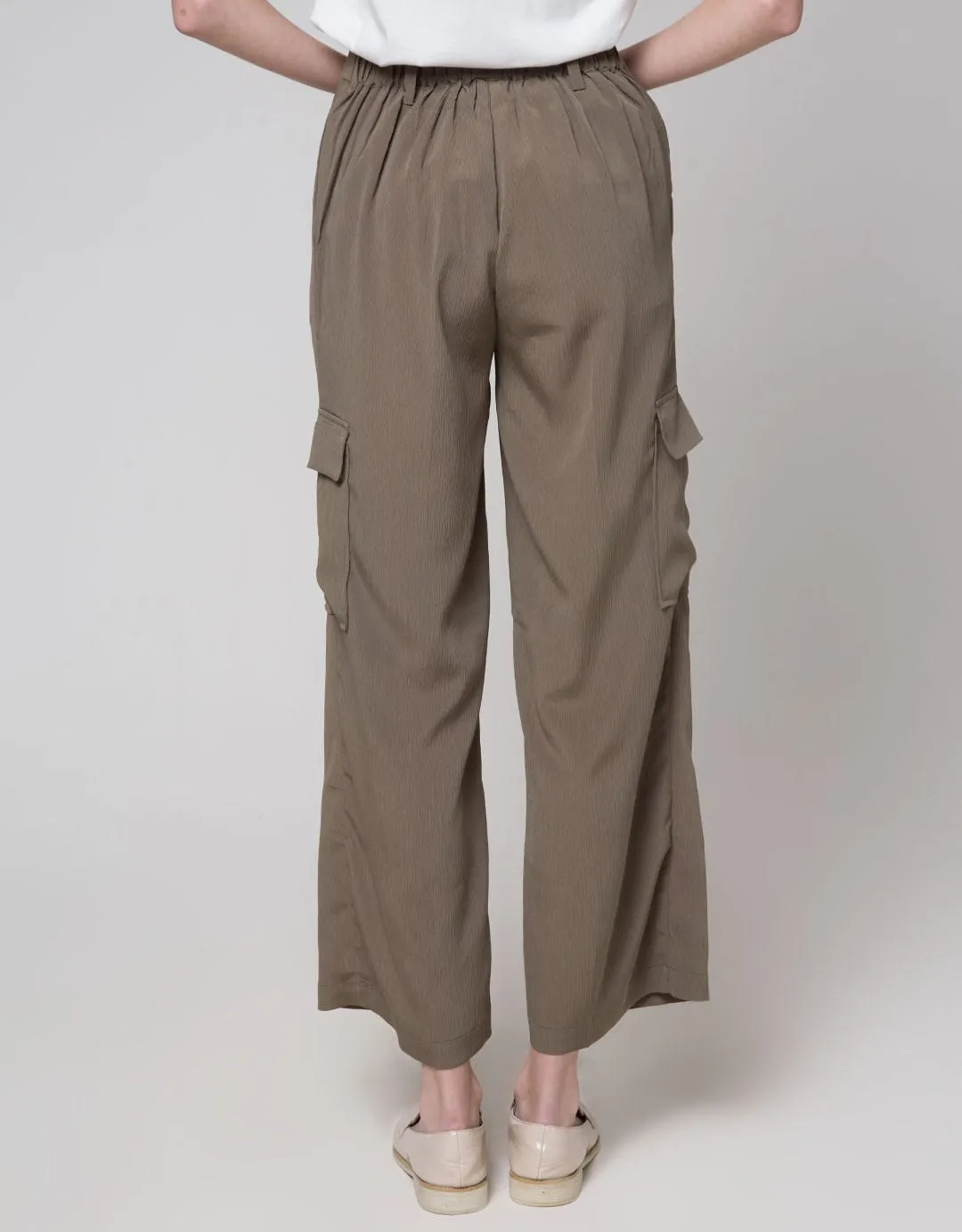 Details Cargo Style Celana Panjang Wanita