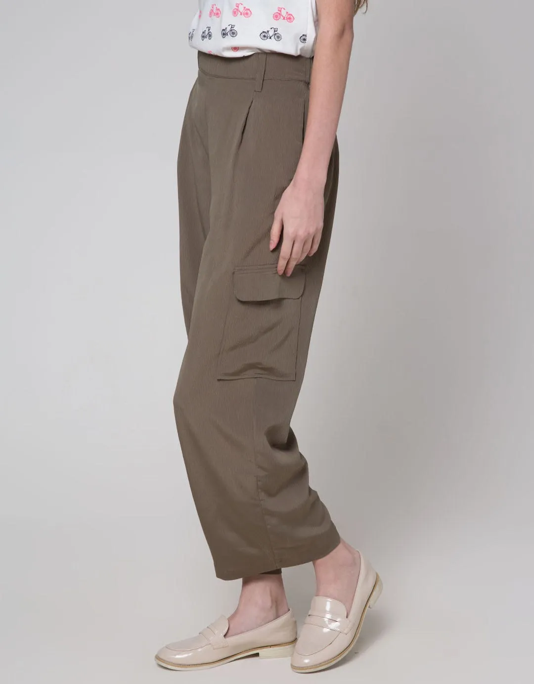 Details Cargo Style Celana Panjang Wanita